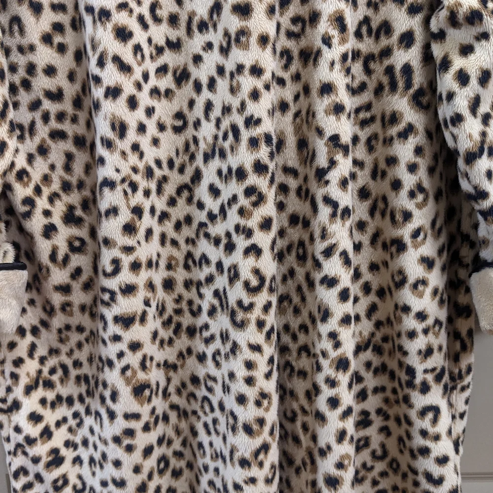 Leopard Print Fleece Robe - Picture 13 of 16